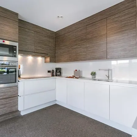 Huswell - Spacious House With Garden And Parking *