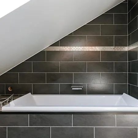 Huswell - Spacious House With Garden And Parking