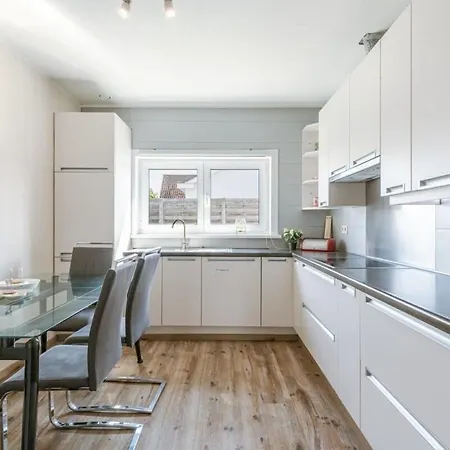 בית נופש Huswell - Spacious House With Garden And Parking *