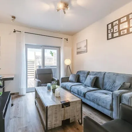 Huswell - Spacious House With Garden And Parking