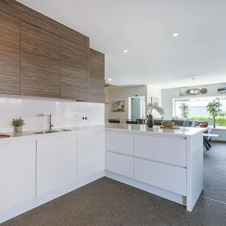 Huswell - Spacious House With Garden And Parking
