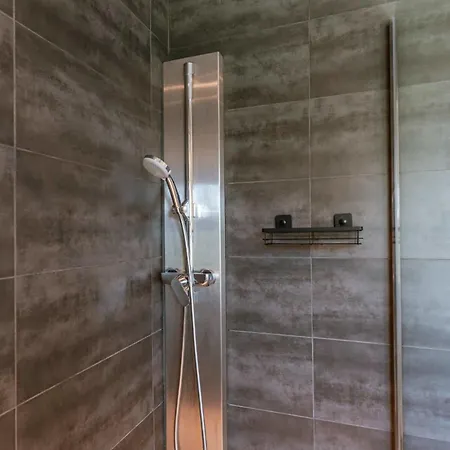 Huswell - Spacious House With Garden And Parking